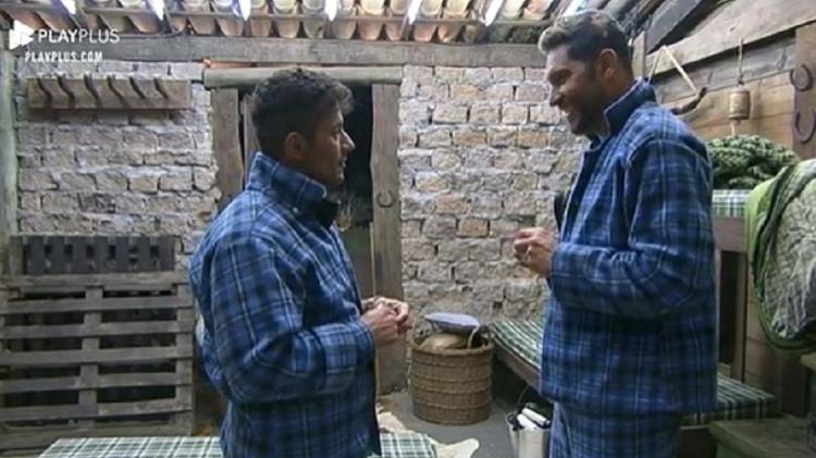 A Fazenda 2021: Victor ironiza Rico após banho de iogurte - Reprodução/Playplus - Reprodução/Playplus