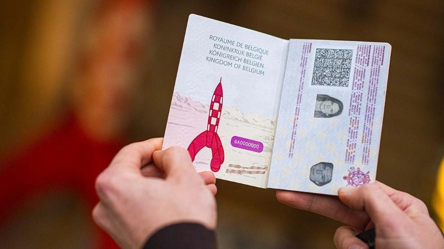 Novo passaporte belga traz Tintim, Smurfs e outros personagens queridos nas páginas - Reprodução/Hergé Moulinsart 2022