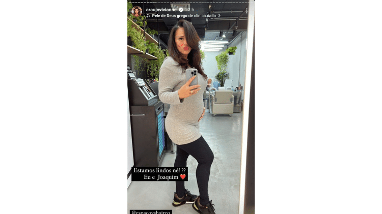 Viviane Araujo posa com mão na barriga de 7 meses de gravidez em salão de beleza - Reprodução/Instagram - Reprodução/Instagram