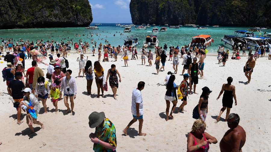 Turistas na praia de Maya Bay, na Tailândia  - Lillian Suwanrumpha/ AFP