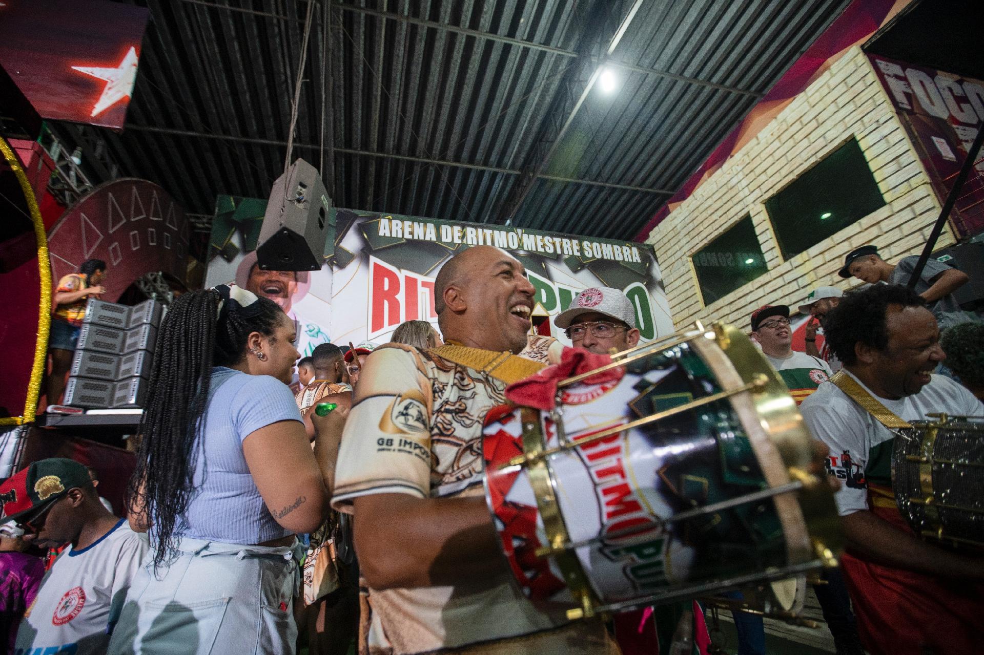 Campeã do Carnaval 2023 em São Paulo, Mocidade Alegre comemora na quadra o título após 9 anos -  André Porto/UOL