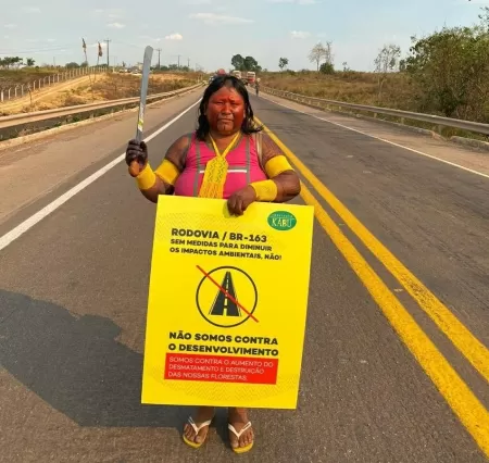 Kokoba Mekrãgnotire, cacica da aldeia Mekrãgnoti Velho, durante o protesto que bloqueou a BR-163 em agosto de 2020 - Instituto Kabu/divulgação - Instituto Kabu/divulgação