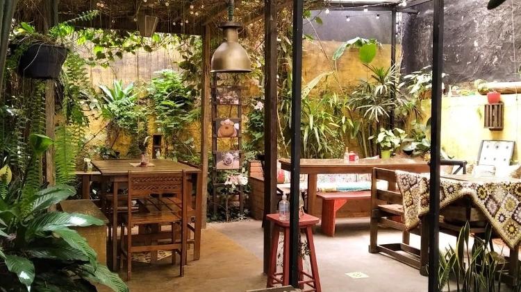 Rodeado de plantas, o Café Quintal de Casa dispõe de um ambiente aconchegante para cativar os moradores do bairro - Reprodução/Instagram - Reprodução/Instagram