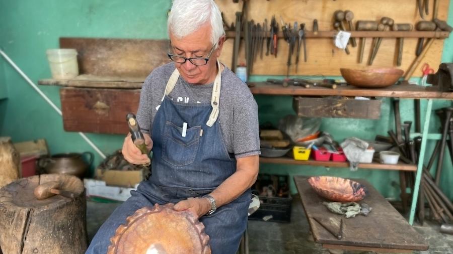 Em Loulé, os próprios artesãos recepecionam os turistas nos ateliês; na foto: seu Analido - Natália Manczyk
