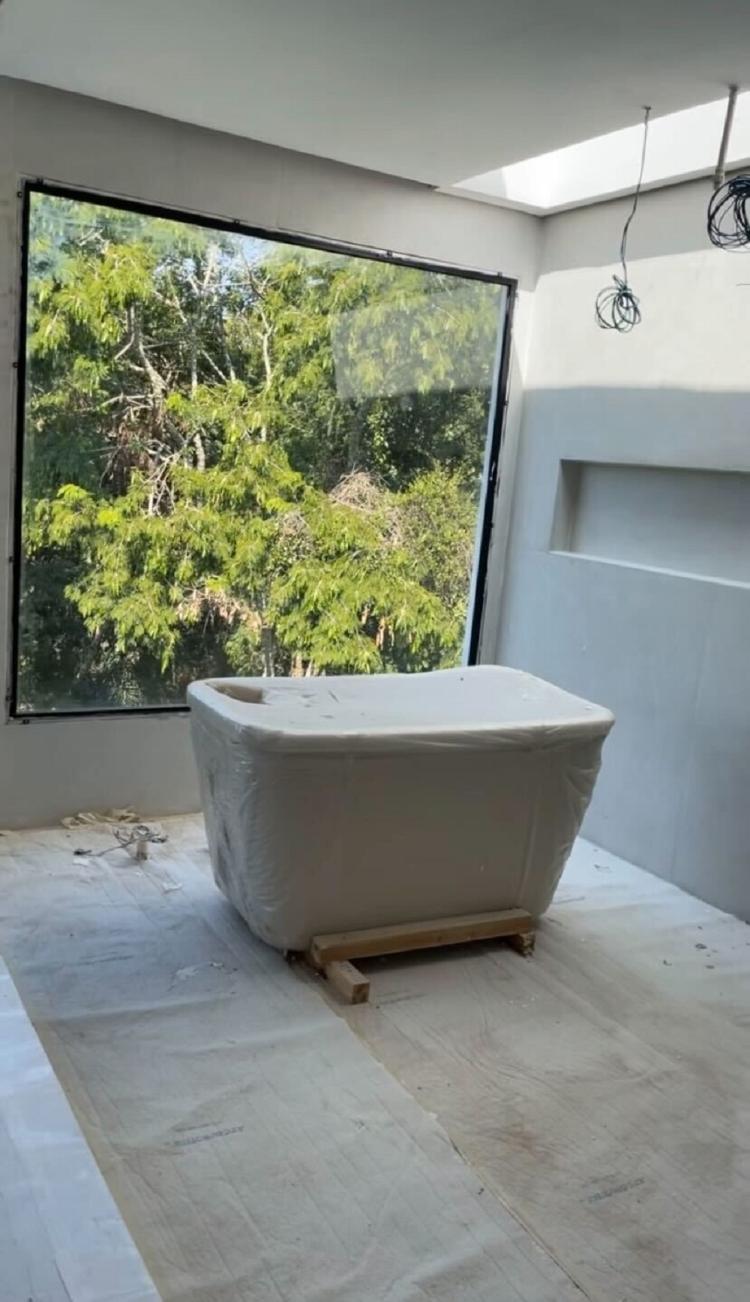 Banheira com vista para área verde na casa de Jonas Sulzbach e Mari Gonzalez