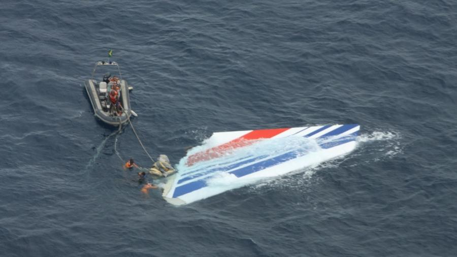 Parte da aeronave encontrada no mar após acidente aéreo