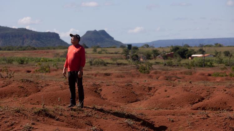 O produtor rural Absalão Teles da Silva Neto nas terras degradadas de Gilbués (PI)