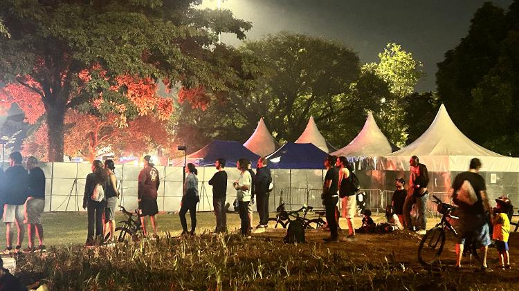 Público assiste a shows do festival do lado fora do Parque Ibirapuera, na noite de sábado (22), em São Paulo