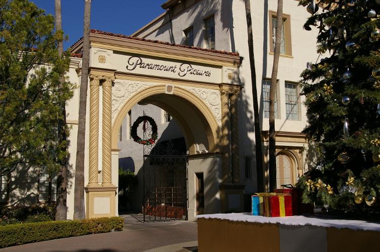 O famoso Bronson Gate, dos estúdios da Paramount em Hollywood, com a decoração de Natal