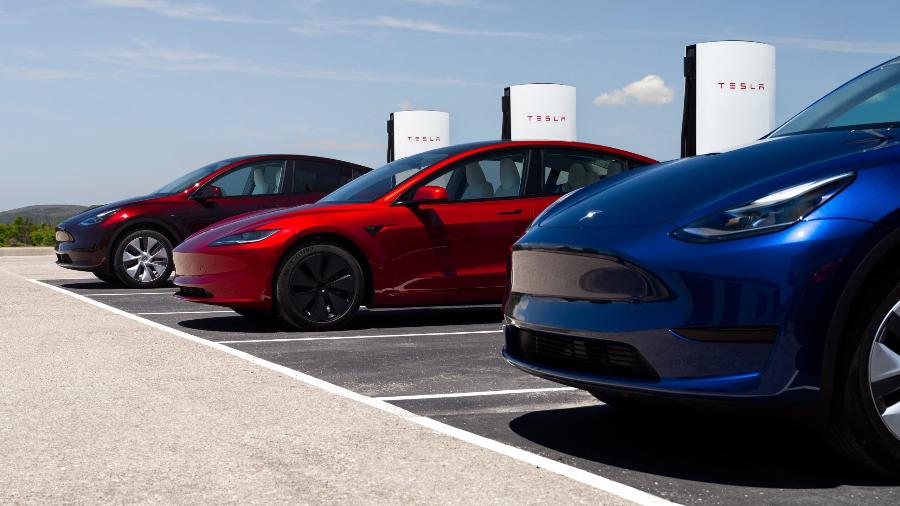 Modelos da Tesla estacionados