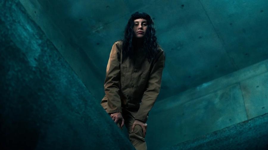 Perempuán (Milena Smit) é protagonista de "O Poço 2" Perempuán (Milena Smit) é protagonista de "O Poço 2"