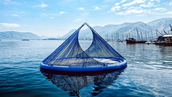 Caravela, estrutura que captura carbono e absorve poluentes das águas, em ação na Marina da Glória, no Rio de Janeiro