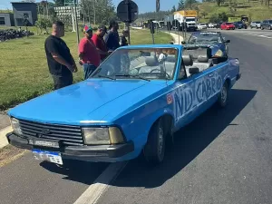 PM apreende só 5 dos 150 carros de 'rolê proibido' em rodovia de SP