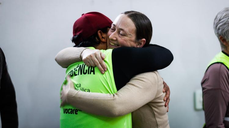 Graziele é acolhida por voluntária de ONG em meio a desastre no Rio Grande do Sul Graziele é acolhida por voluntária de ONG em meio a desastre no Rio Grande do Sul