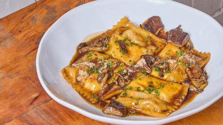 Ravioli doppio de galinha d?Angola e fonduta de tulha e cogumelo Yanomami, do La Cura Ravioli doppio de galinha d?Angola e fonduta de tulha e cogumelo Yanomami, do La Cura