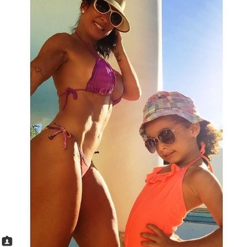 25.jul.2015 - Scheila Carvalho mostra foto de biquíni ao lado da filha Giulia no Instagram