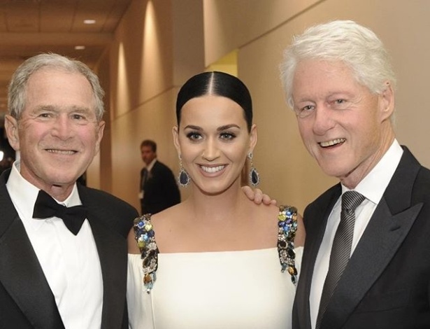 Katy Perry posa para foto ao lado dos ex-presidentes americanos George W. Bush (à esq.) e Bill Clinton - Reprodução/Instagram
