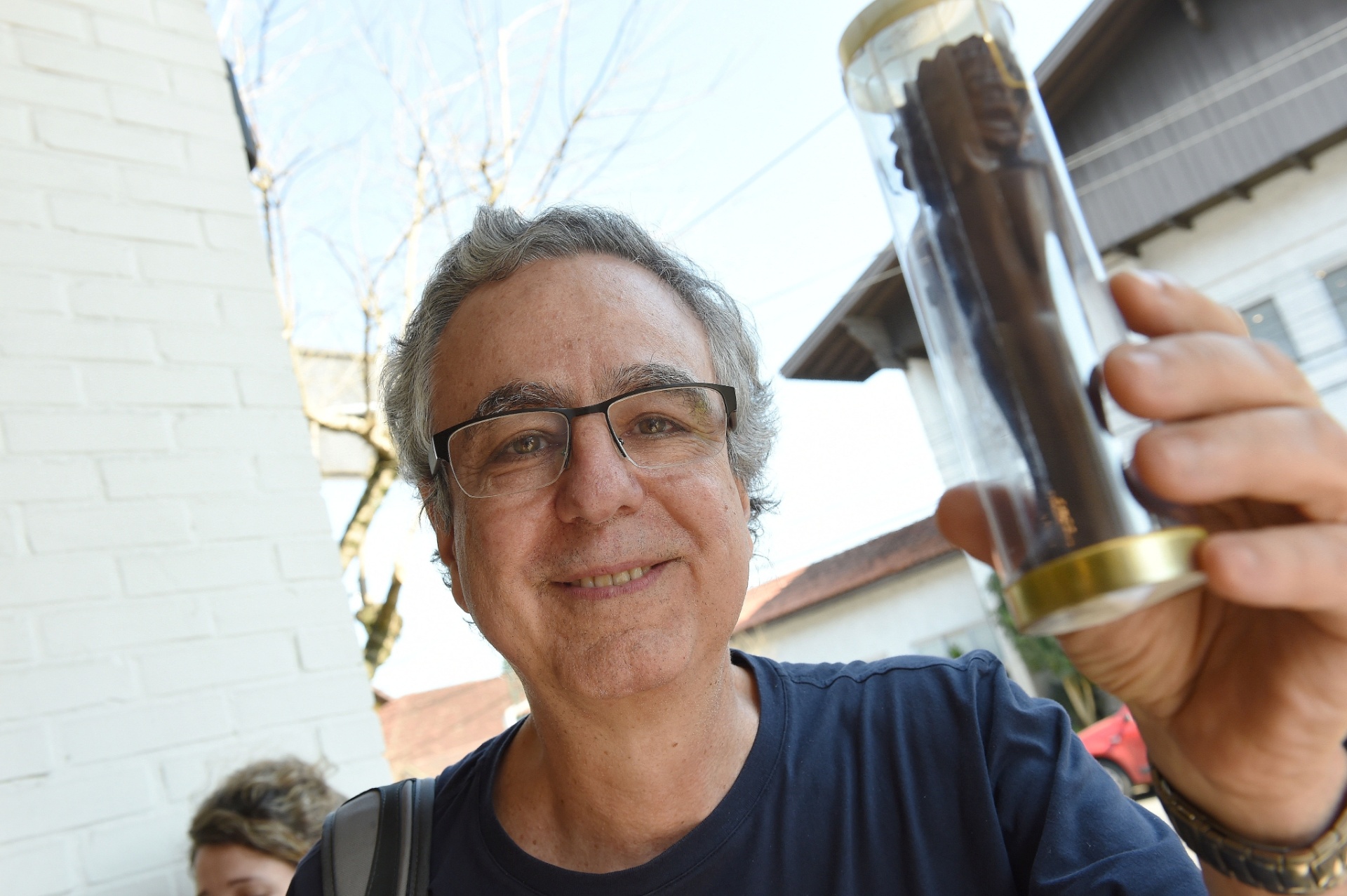 06.ago.2015 - Murilo Salles, diretor do filme ?O Fim e Os Meios?, mostra um Kikito de chocolate durante o 43º Festival de Cinema de Gramado - Cleiton Thiele/PressPhoto