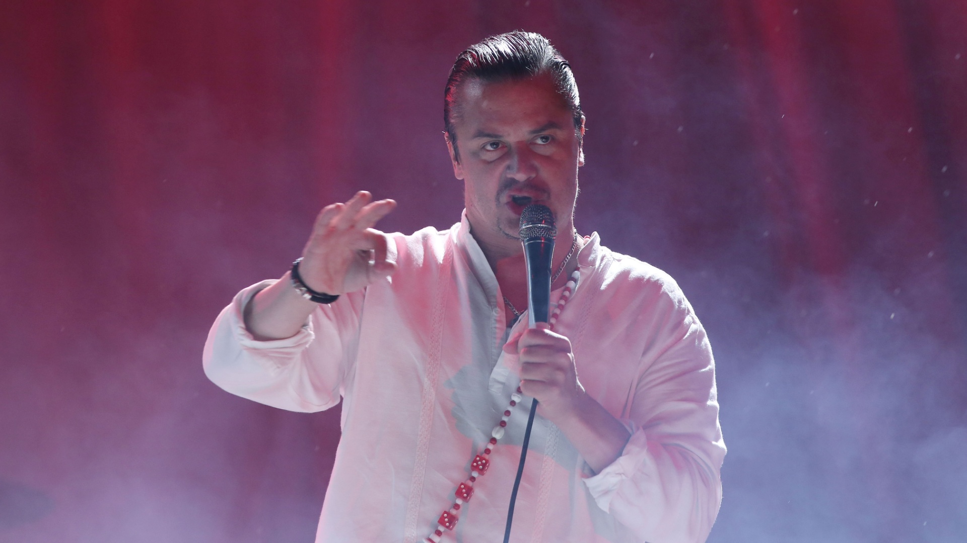 25.set.2015 - De branco e com o palco adornado com flores, o Faith No More se apresenta no palco Mundo, durante o quinto dia de shows do Rock in Rio 2015. - Marco Antônio Teixeira/UOL