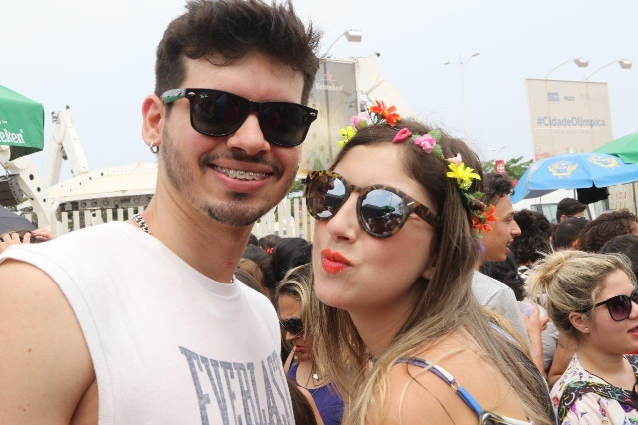 26.set.2015 - Fãs esperam abertura dos portões da Cidade do Rock, onde acontece o sexto dia de shows do festival Rock in Rio 2015. A entrada é liberada as 14h. - Zulmair Rocha/UOL