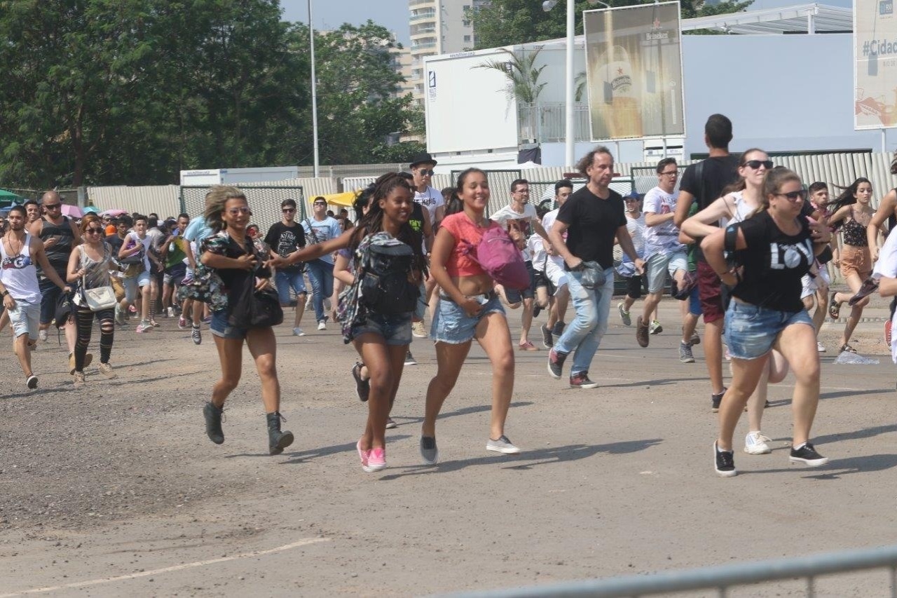 27.set.2015 - Público entra correndo na Cidade do Rock, durante o último dia do Rock in Rio 2015, que tem como atrações principais A-Ha e Katy Perry. - Zulmair Rocha/UOL