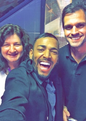 Nego do Borel se sente à vontade com a preparadora de elenco de "Malhação", Frida Richter, e o diretor Leonardo Nogueira - Reprodução/Instagram/negodoborel_oficial - Reprodução/Instagram/negodoborel_oficial