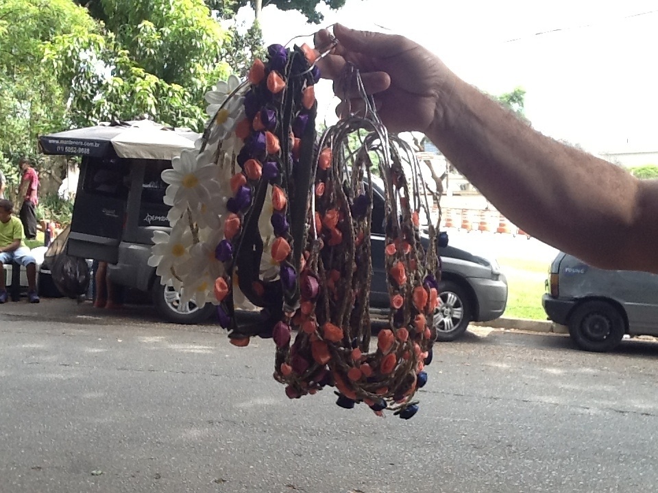 28.nov.2015 - Tiara de flores é vendida na porta do Brahma Valley, no Jockey Club de São Paulo - Renata Nogueira/UOL