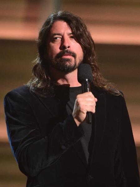 15.fev.2016 - Dave Grohl, do Foo Fighters, cita as mortes recentes de Lemmy Kilmister e Phil Taylor, do Motörhead, antes da apresentação do Hollywood Vampires - Robyn Beck/AFP Photo - Robyn Beck/AFP Photo