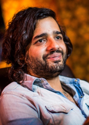 Lucas Silveira, vocalista da banda Fresno, no estúdio musical que tem na sua casa, em São Paulo - Bruno Santos/UOL - Bruno Santos/UOL