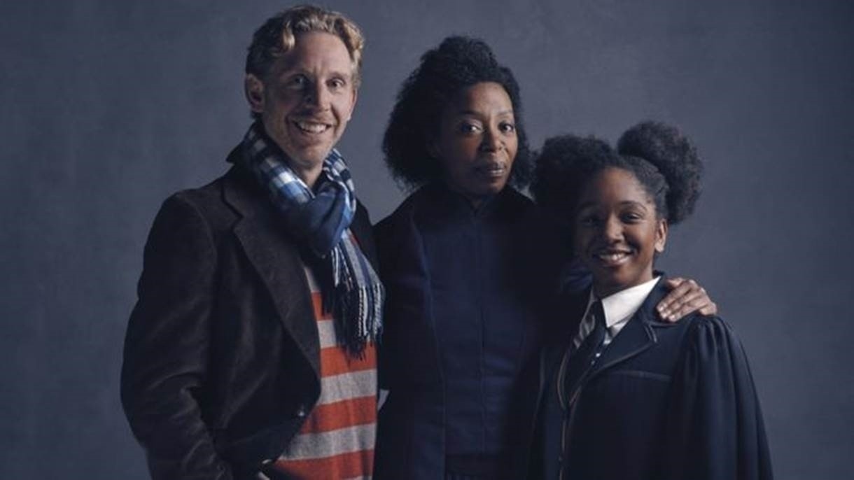 Os atores Paul Thornley e Noma Dumezweni que vivem Hermione e Rony na peça, com Cherrelle Skeete, que faz Rose Granger-Weasley, a filha do casal - Divulgação