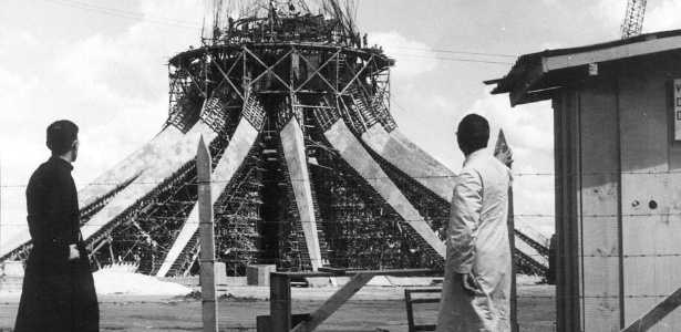 Padres observam a construção da catedral da cidade, em 1960 - Divulgação / Arquivo Público do Distrito Federal - Divulgação / Arquivo Público do Distrito Federal