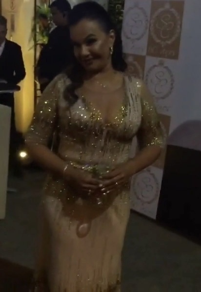 6.jul.2016- Para recepcionar os convidados, Solange Couto usa um vestido curto dourado, com renda e pedrarias do estlilista de Maceió Paulo Lemer - Reprodução/Instagram