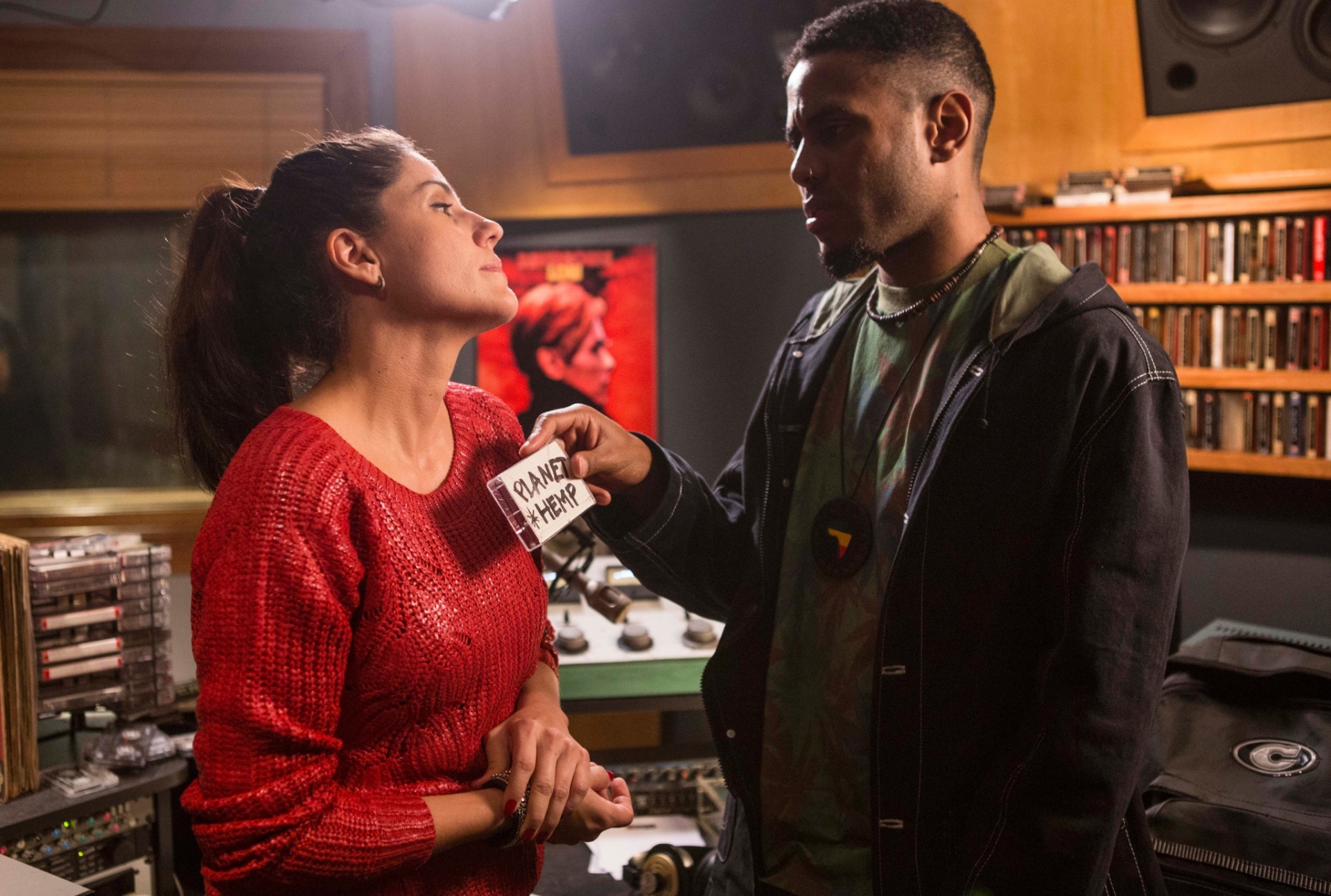 Rafaela Mandelli vive a radialista Suzana, amiga de Skunk (Ícaro Silva) em "Legalize Já!" - Dan Behr/Divulgação