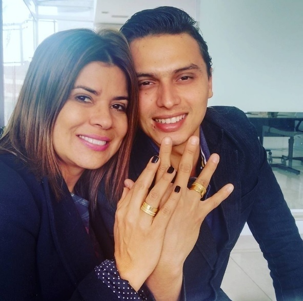 21.jul.2016 - Mara Maravilha mostra a aliança de compromisso e celebra a união com Gabriel Torres, seu namorado. "Nos amamos", afirmou a cantora em sua conta do Instagram - Reprodução/Instagram/maramaravilhaoficial