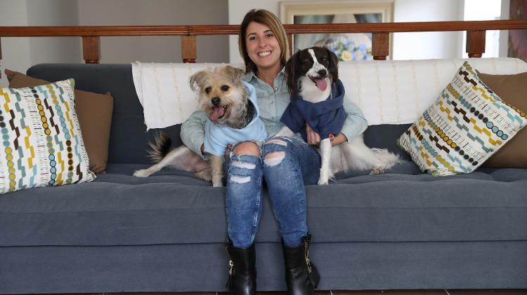 A dentista Camila Stefanini posa com as cadelas Lasanha (à esq.) e Pandora. As duas foram adotadas - Junior Lago/ UOL - Junior Lago/ UOL