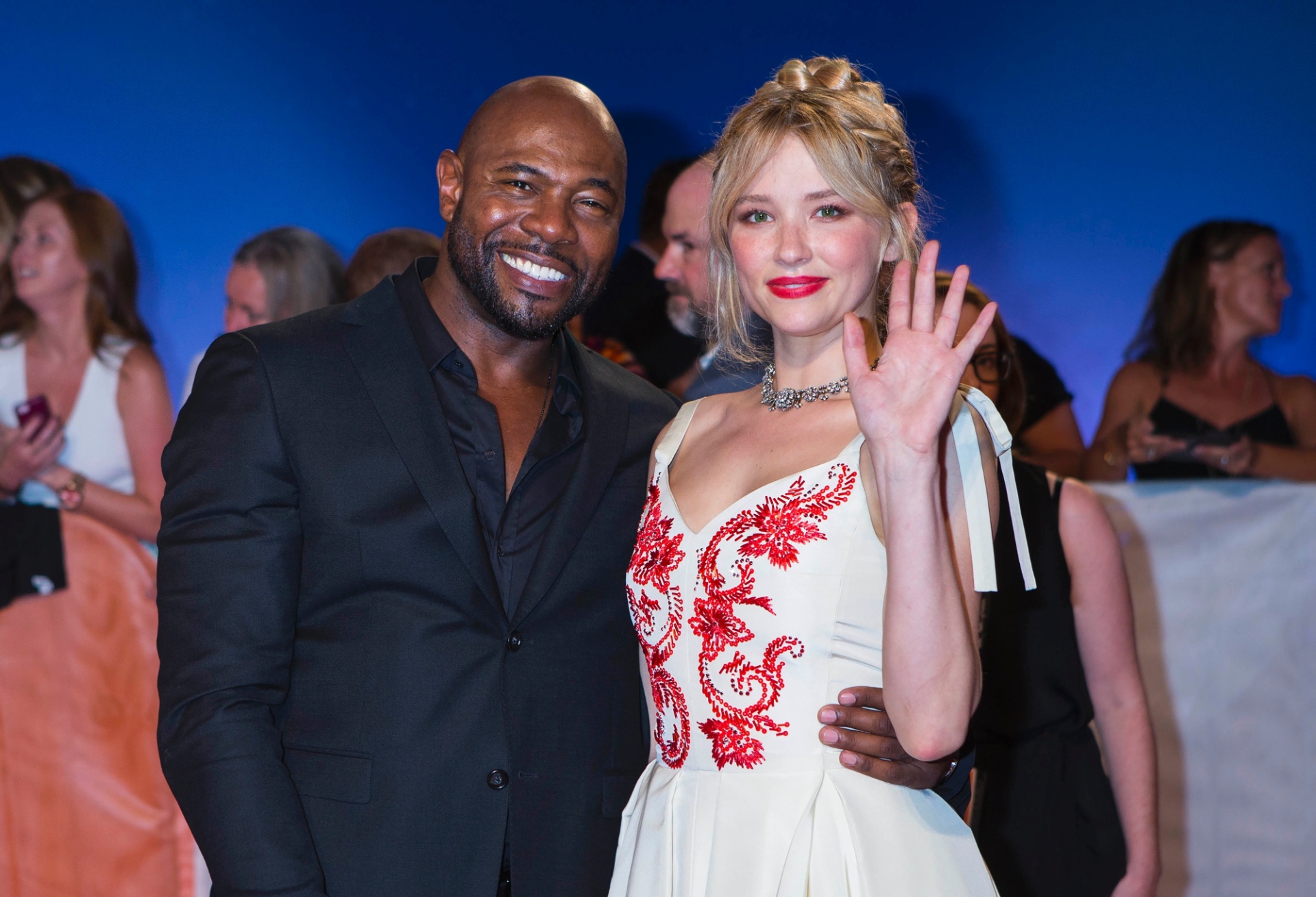 8.set.2016 - O diretor Antoine Fuqua e a atriz Haley Bennett posam no tapete vermelho na première do filme "Sete Homens e um Destino", que abriu o Festival de Toronto - Xinhua/Zou Zheng