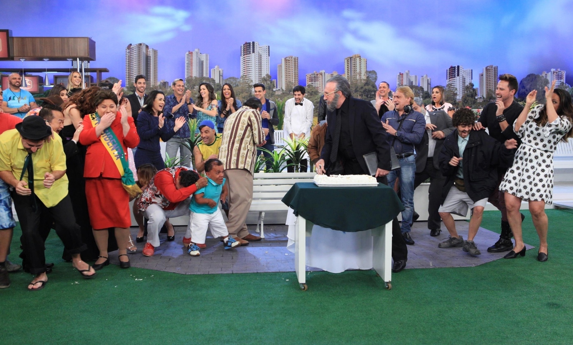 No final da festa surpresa, quando os atores da "Praça" acabaram de cumprimentar e cantar parabéns, Moacyr enfiou a mão no bolo e jogou no elenco. A comemoração, que irá ao ar nesta quinta-feira (6), terminou em "chuva" de bolo - Leonardo Nones/SBT