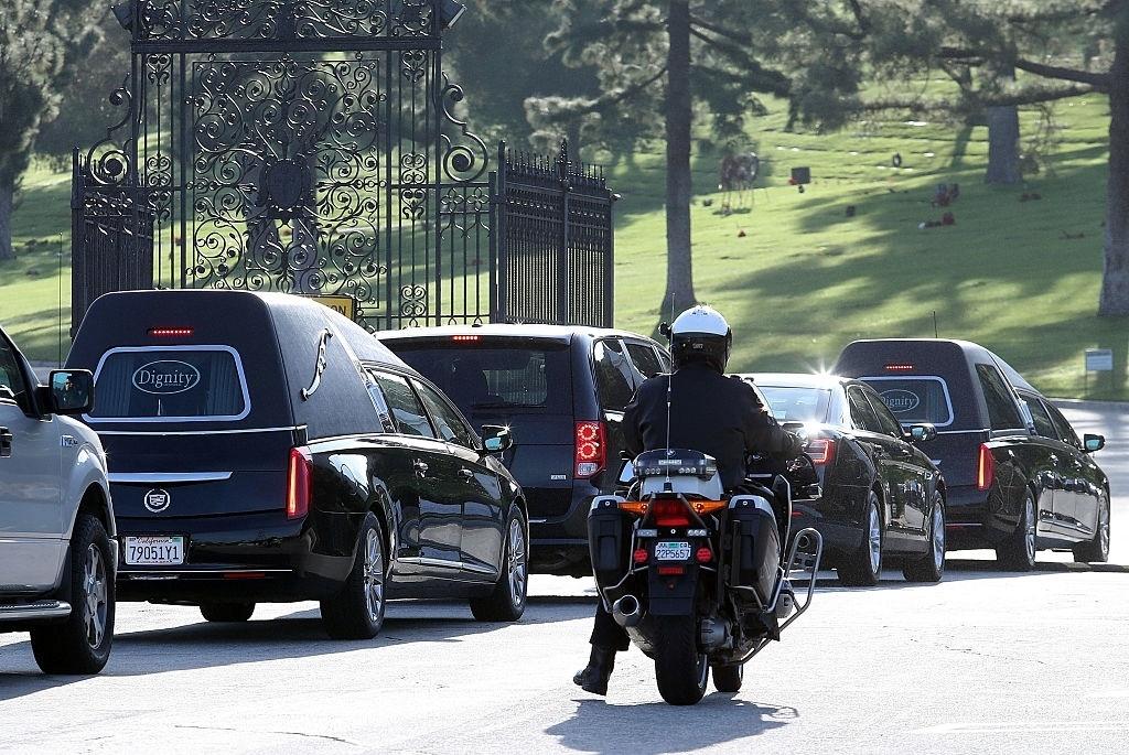 6.jan.2017 - Cortejo acompanha carro com o corpo da atriz Debbie Reynolds, que será enterrada em Los Angeles junto de parte das cinzas de sua filha, Carrie Fisher - Frederick M. Brown/Getty Images