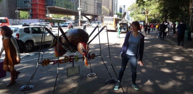 A australiana Khara Shaw posou ao lado de réplica de mosquito na Paulista - Arquivo pessoal - Arquivo pessoal