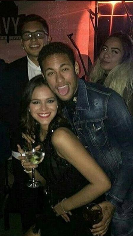 Neymar posa com Bruna Marquezine, a irmã Rafaella e amigos em sua segunda festa de aniversário de 25 anos, em Barcelona - Reprodução/Instagram