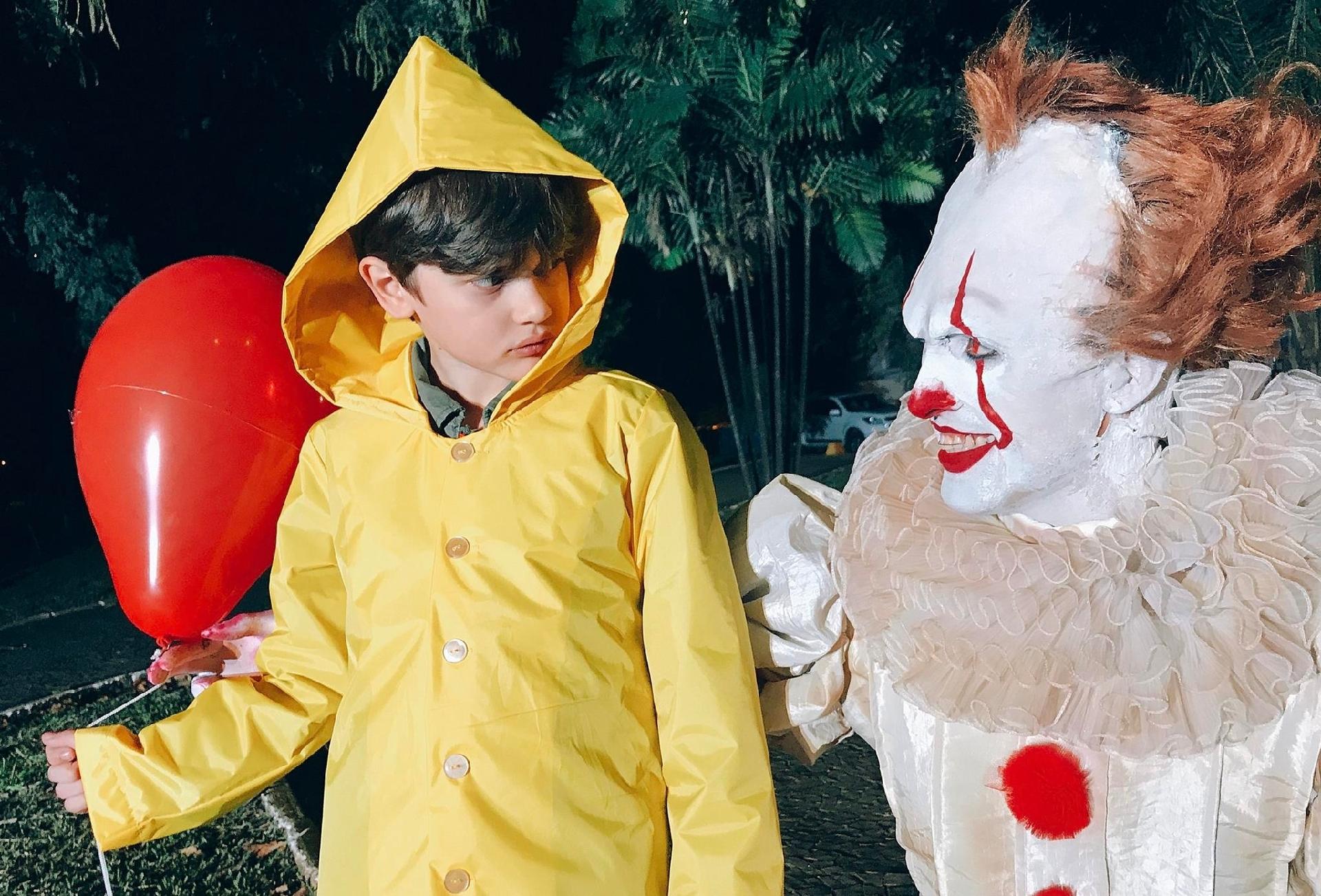 Robim Castro interpreta o palhaço Pennywise com o ator mirim Gian Lucca na pegadinha "It: A Coisa", do "Programa Silvio Santos" - Divulgação/SBT