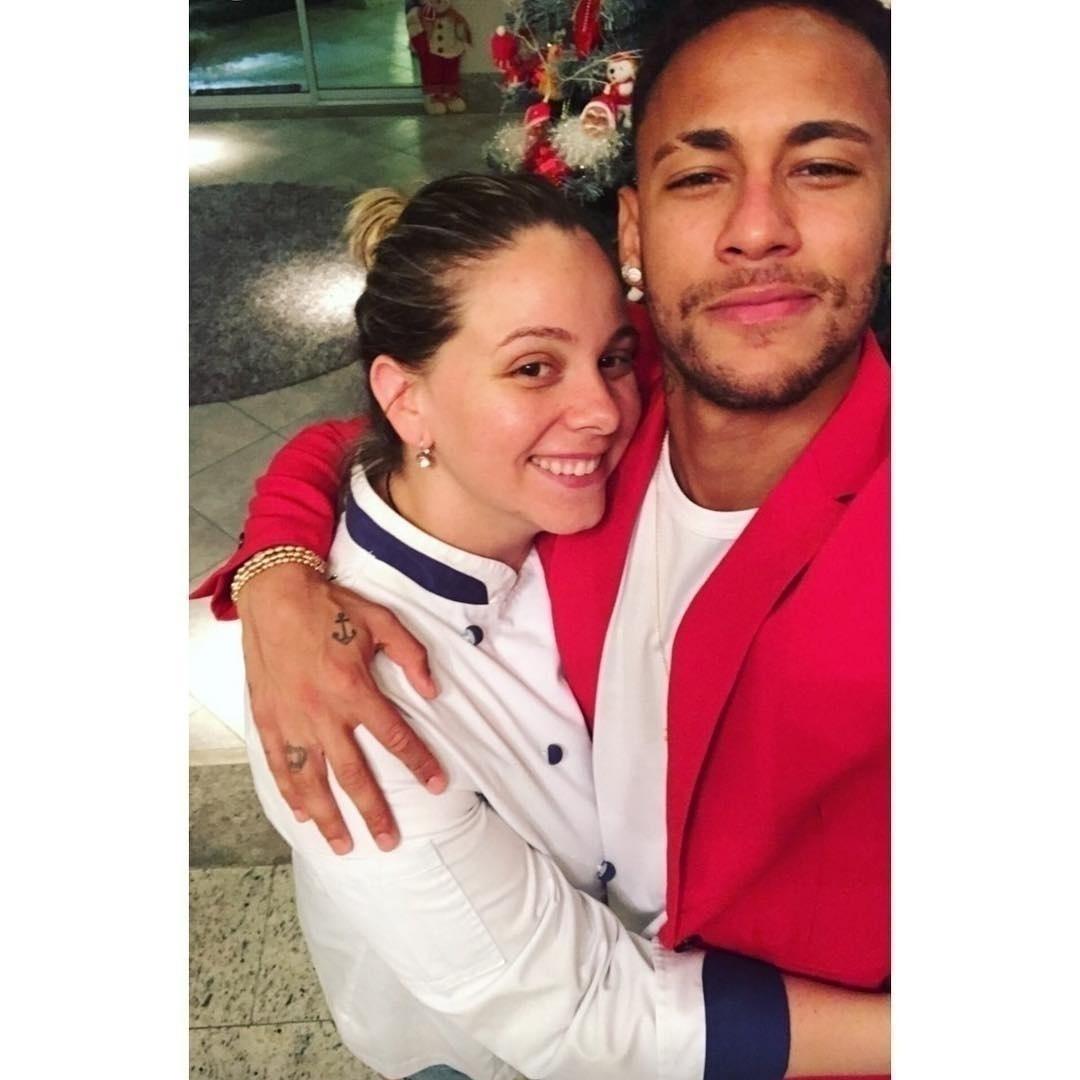 Neymar tem um carinho grande por Marcela Lermy, cozinheira que ele costuma carregar com ele pelo mundo afora. . Em suas redes sociais, ele já publicou vídeos divertidos e fotos com Marcela. Em um dos aniversários dele, ela escreveu: "Meu amor... não posso deixar de agradecer a Deus por ter criado você e colocado em minha vida alguém tão especial! Obrigada por tudo... Brilha muito, meu menino!" - Reprodução/Instagram/neymarjr
