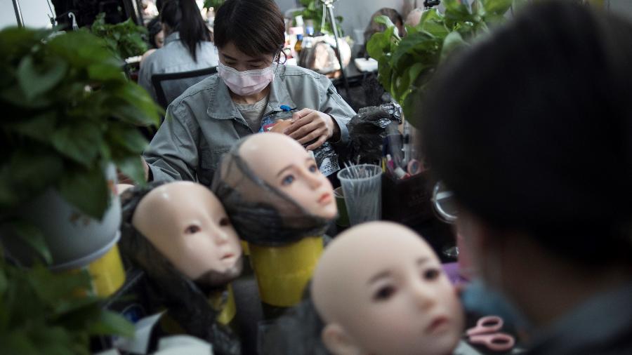 Mulheres produzem rostos de bonecas sexuais na China - AFP