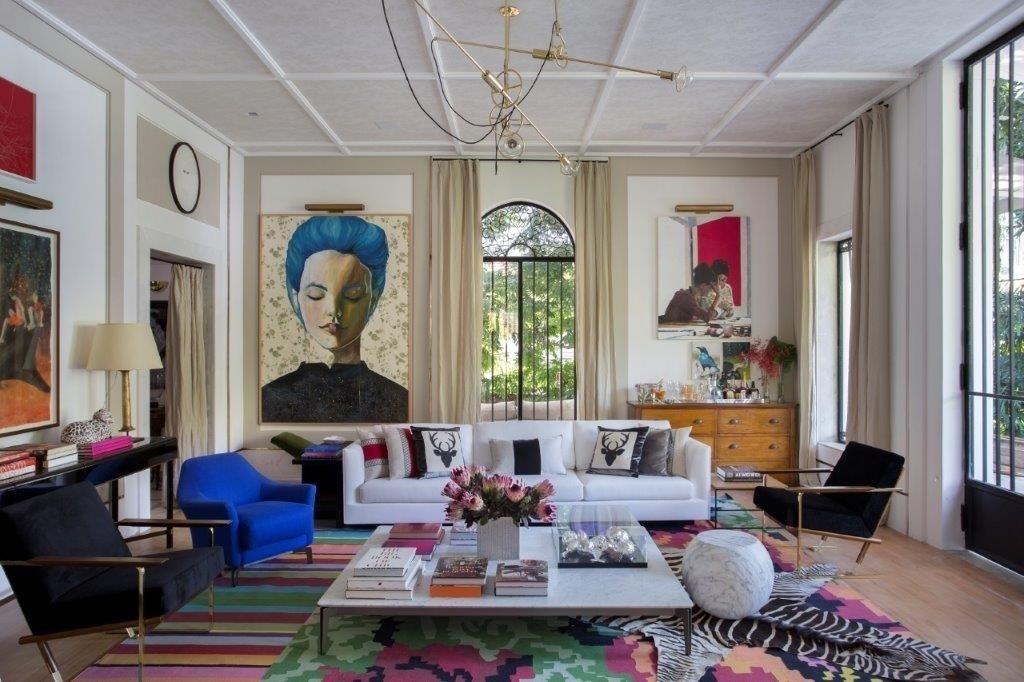 O projeto eclético da arquiteta mistura dois estilos: clássico e contemporâneo. Para reforçar o primeiro e equilibrar o colorido de muitas peças, ela apostou em um teto trabalhado, porém puxado para o branco. Foram utilizadas ripas de gesso pintadas de branco e coladas sobre um papel de parede com estampas bem clarinhas. Projeto: Paola Ribeiro - Divulgação