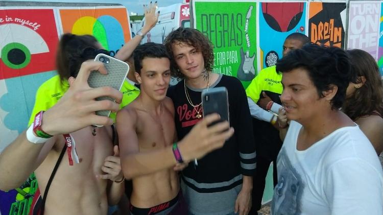 revor Dahl (de cabelo cacheado), vocalista do Cheat Codes, atende fãs depois do show no Lollapalooza - Renata Nogueira/UOL - Renata Nogueira/UOL