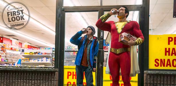 Zachary Levi ("Chuck") aparece caracterizado ao lado do jovem ator Jack Dylan Trazer ("It: A Coisa") - Reprodução - Reprodução