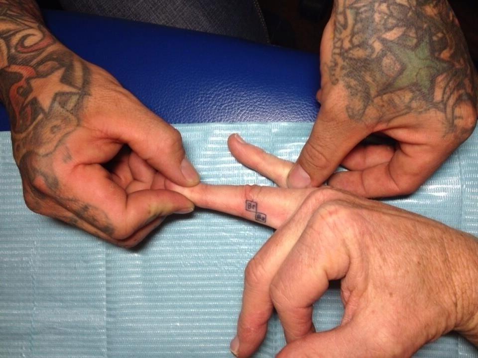 Bryan Cranston mostrou o quanto "Breaking Bad" o marcou tatuando o símbolo do seriado em seu dedo - Reprodução/Instagram