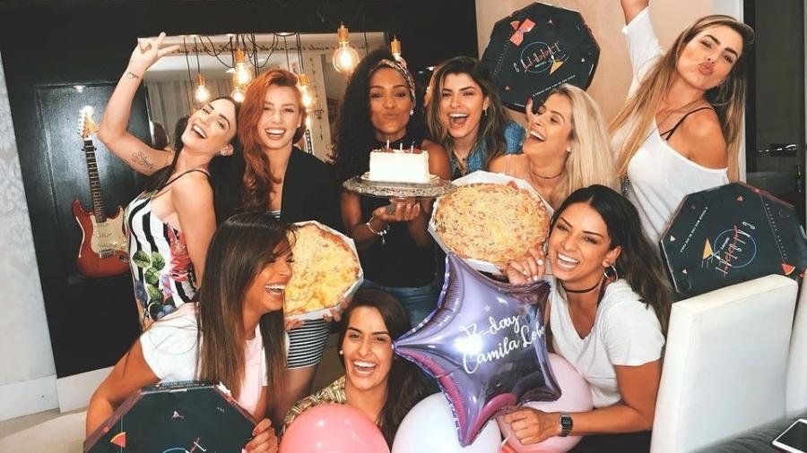 Bailarinas se reúnem e fazem festa surpresa para Camila Lôbo - Reprodução/Instagram