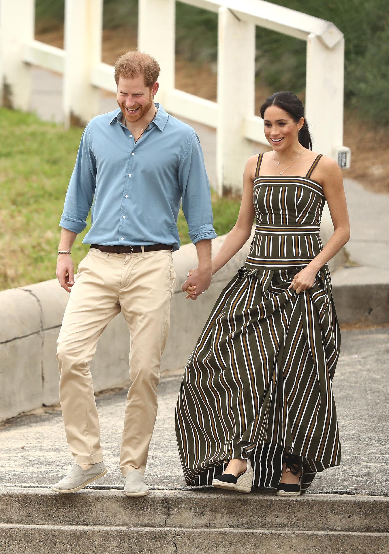 Em Sidney, na Austrália, Meghan apostou mais uma vez em uma peça de Martin Grant. Desta vez, o vestido de estampa listra custa 1,4 mil dólares (ou 5,6 mil reais) e foi combinada com sandálias de salto plataforma da grife Carina, de 120 dólares (480 reais) - Getty Images