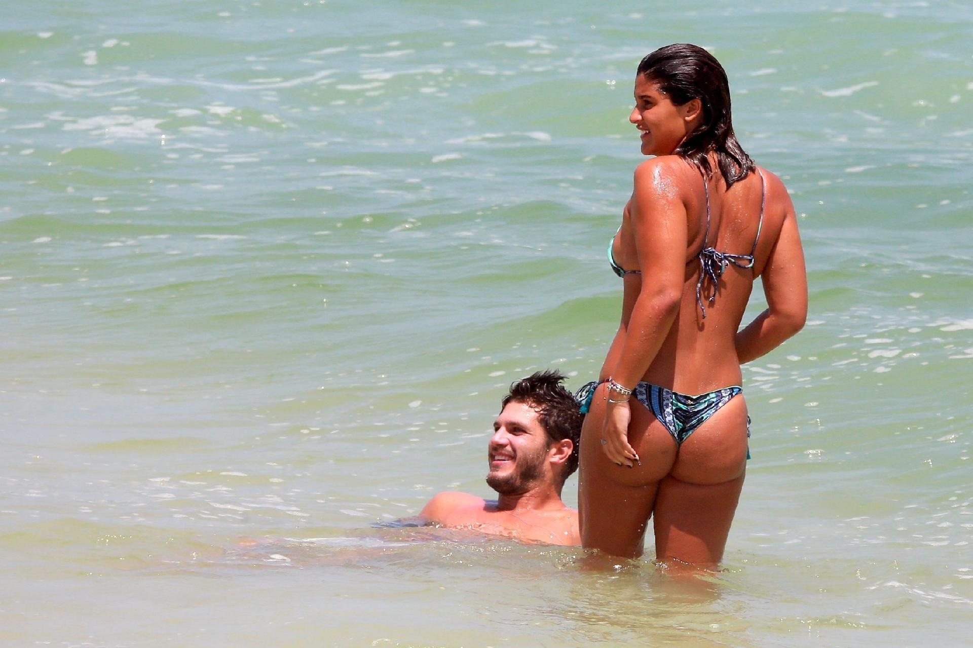 Giulia Costa na praia da Barra, zona oeste do Rio, com Philippe Correia, filho do ator português Tony Correia  - Dilson Silva / AgNews
